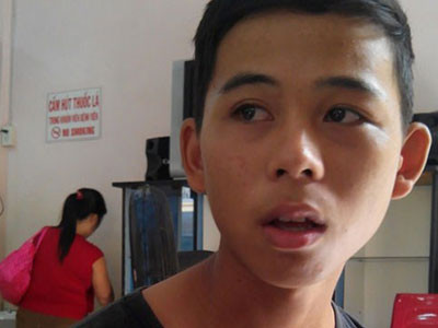 Anh trai cõng hai em bị thương chạy trốn trong đêm