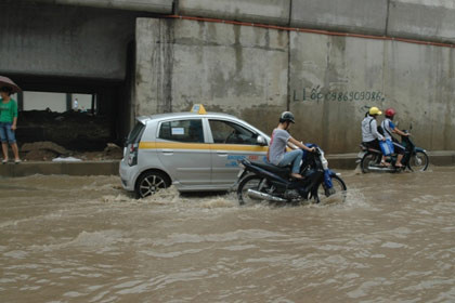 Cách đi xe máy an toàn trời mưa bão