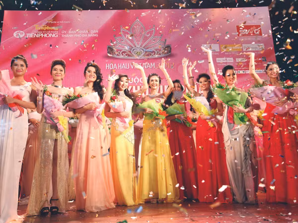 Những người đẹp đầu tiên lọt vào vòng chung kết Hoa hậu Việt Nam 2012 Ảnh: Xuân Phú