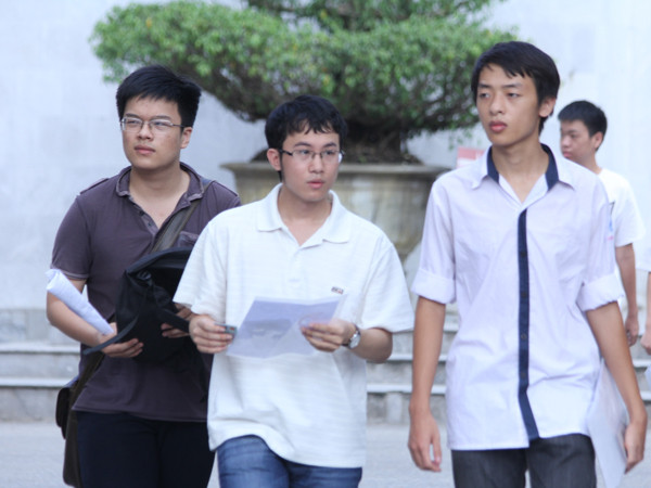 Thí sinh 'thở phào' với môn Hóa, tiếng Anh