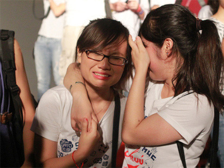 Học sinh trường Ams khóc trong mưa