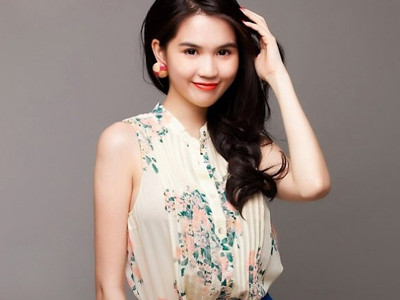 Cùng người đẹp chọn sơ mi hoa đón nắng hè