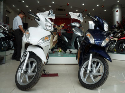 Air Blade giảm 2 triệu, Lead đội giá