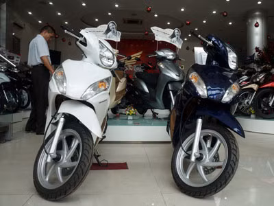 Air Blade giảm 2 triệu, Lead đội giá