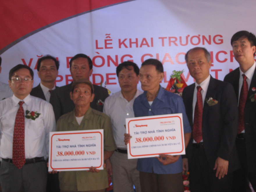 Lãnh đạo Cty Prudential VN và báo Tiền Phong trao tiền tài trợ xây nhà tình nghĩa cho thương binh Hứa Minh Thuận và Lê Thành Trung