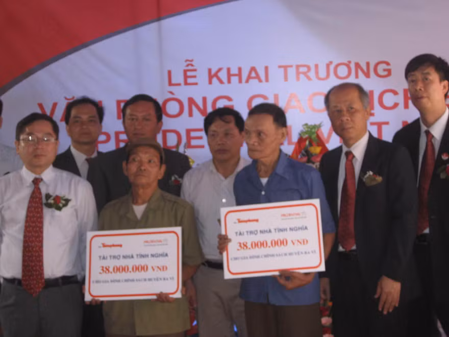 Lãnh đạo Cty Prudential VN và báo Tiền Phong trao tiền tài trợ xây nhà tình nghĩa cho thương binh Hứa Minh Thuận và Lê Thành Trung
