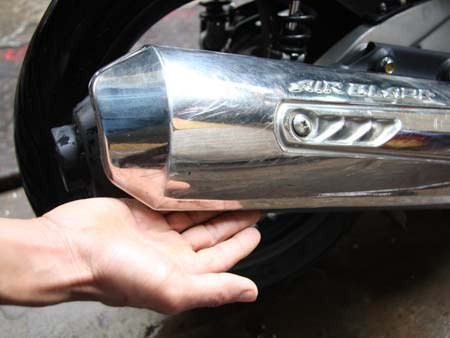 Cụ bà đứt ngón chân vì tấm cản pô xe Air Blade