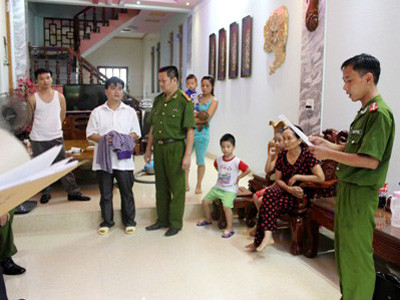 Cơ quan công an đọc quyết định bắt ông Xuân