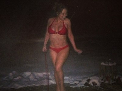 Mariah Carey mặc nội y đón Giáng sinh giữa trời rét