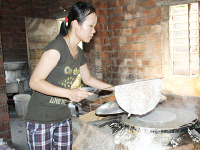 Còng lưng làm thuê lấy tiền nhập học