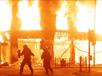 Người biểu tình ném bom xăng vào cảnh sát Anh