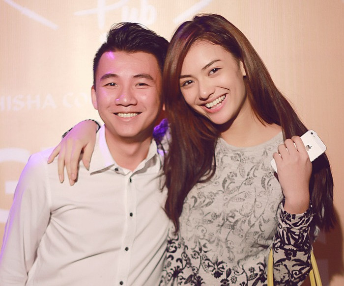 Phát hiện Hồng Quế ôm hôn trai lạ