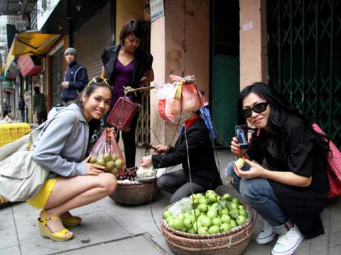 Phương Thanh dẫn Hoàng My đi ăn bún đậu phố cổ