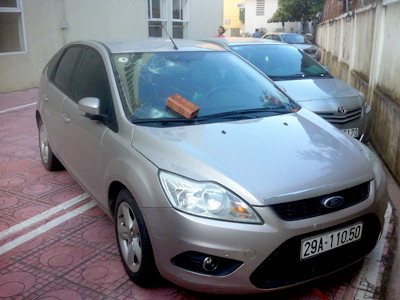 Một viên gạch vẫn còn nằm trên kính chắn gió chiếc xe của anh Nam