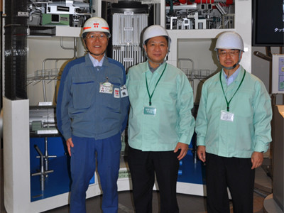 Kỹ sư Hayashi (trái), Tổng giám đốc Shirakawa (phải) và phóng viên Tiền Phong trong nhà máy điện nguyên tử