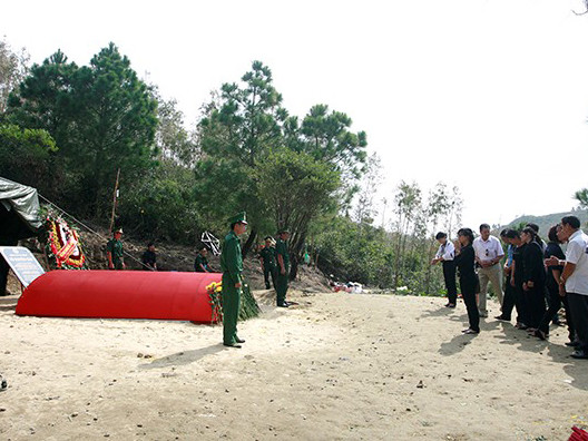 Người dân Vũng Chùa viếng mộ Đại tướng sáng nay