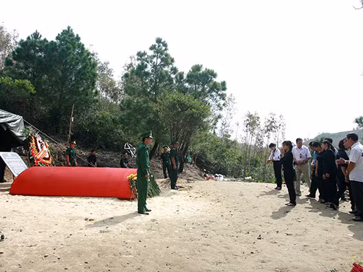 Người dân Vũng Chùa viếng mộ Đại tướng sáng nay