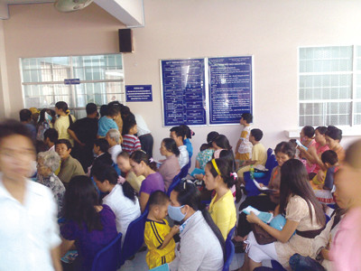 Bệnh nhân chờ khám tại Bệnh viện Đa khoa Lê Lợi (ảnh chụp ngày 18-10)