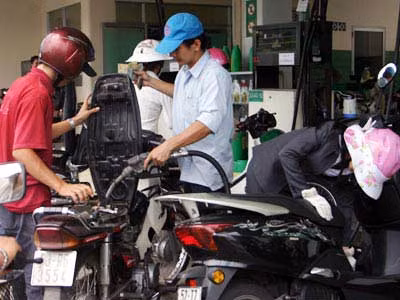 Xăng giảm giá 500 đồng/lít