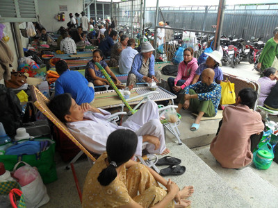 Chuyên khoa chật cứng, cấp huyện vắng hoe