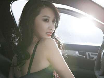 Mỹ nhân khoe vòng một bên Mercedes – Benz