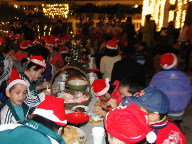 Noel đến sớm với làng trẻ em Hòa Bình