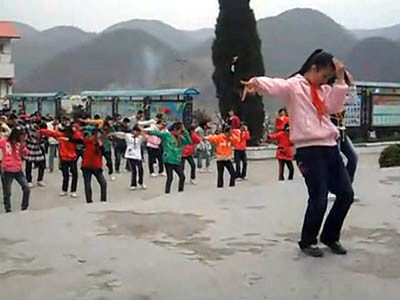 Hơn 700 học sinh tiểu học nhảy nhạc Michael Jackson