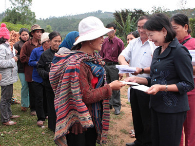 UBMTTQ VN tỉnh Bình Dương tặng quà cho bà con xã Ngọc Tụ