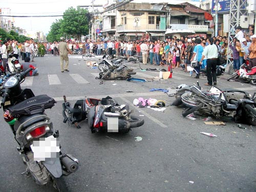 9 người thương vong vì đứng xem tai nạn giao thông