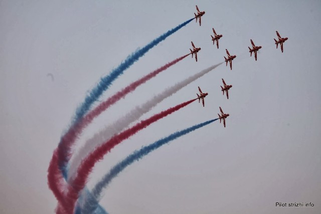 Clip: Choáng với dàn chiến đấu cơ phô diễn sức mạnh