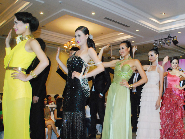 Các nữ thí sinh trong giải Siêu mẫu 2012 đang trình diễn