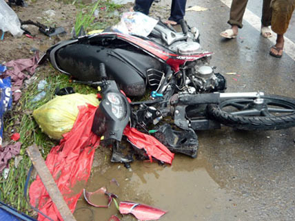 Xe khách tông năm xe máy, hai người tử vong
