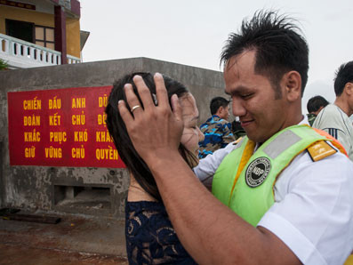 Chuyến tàu đặc biệt ra Trường Sa: Sóng 'yêu',  sóng 'ghét'