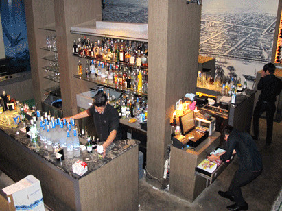 Quầy bar ngổn ngang rượu ngoại