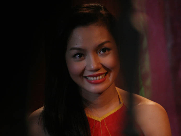 Ca sĩ Ngọc Anh ‘thả rông’ ngực... đóng hài Tết