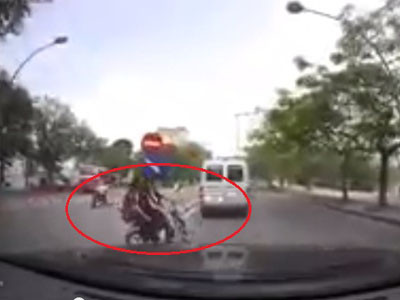 Bất bình clip học sinh chạy xe ‘kiểu tự sát’, chửi tài xế ô tô