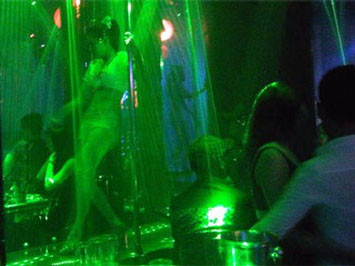 Khi nam sinh viên giả gái ở các quán bar đồng tính