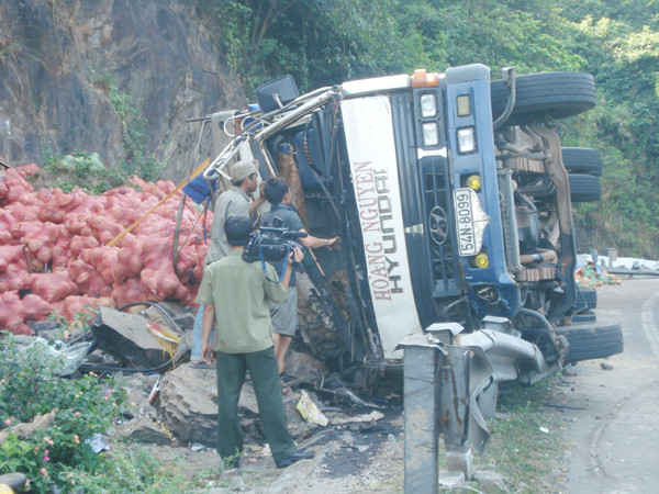 Lật xe tải, một người chết