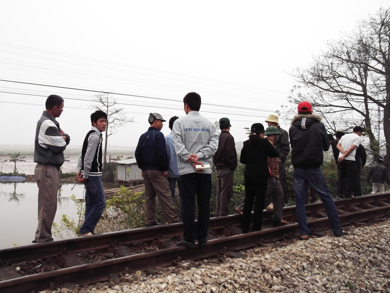 Đi vệ sinh bị tàu cán chết