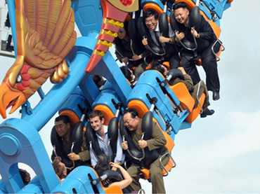 Ông Kim Jong Un ngồi tàu lượn cùng nhân viên sứ quán Anh