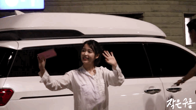 Tạm gác IU “cuồng” công việc sang một bên là một Lee Ji Eun hậu đậu và hay “lạc lối”.