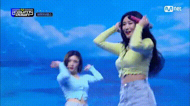 Động tác dang tay di chuyển mô phỏng “cá đuối” độc đáo của Rollin' chính là phần khiến các thành viên xấu hổ, ngượng ngừng khi thực hiện. Động tác dang tay di chuyển mô phỏng “cá đuối” độc đáo của Rollin' chính là phần khiến các thành viên xấu hổ, ngượng ngừng khi thực hiện.