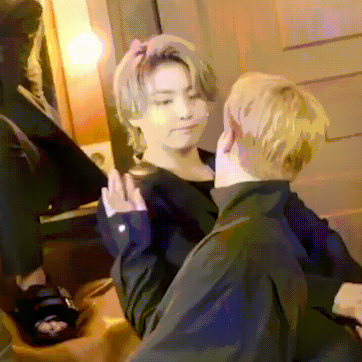 Mái tóc bạch kim, cùng vẻ lãng tử pha chút nũng nịu của Jung Kook trong hậu trường Mái tóc bạch kim, cùng vẻ lãng tử pha chút nũng nịu của Jung Kook trong hậu trường