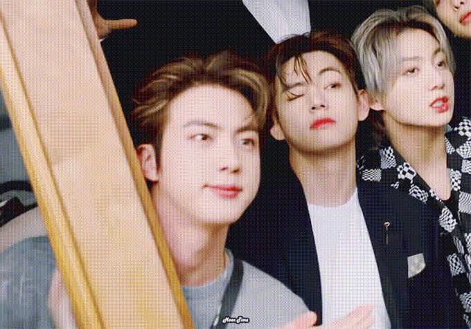 Khoảnh khắc bùng nổ visual của Jin - V - Jung Kook dù chỉ đứng cạnh nhau vài giây trong video. Khoảnh khắc bùng nổ visual của Jin - V - Jung Kook dù chỉ đứng cạnh nhau vài giây trong video.
