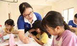 Cô giáo Quỳnh Như điểm danh các em học sinh trước mỗi buổi học. (Ảnh: Huỳnh Anh)