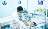 BS Dư Tuấn Quy thăm khám cho trẻ mắc bệnh tay chân miệng