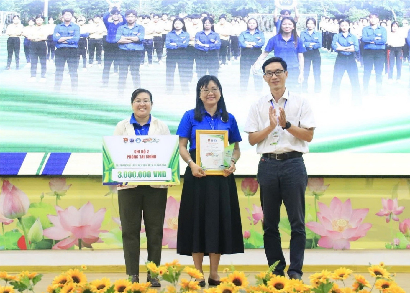 Đoàn trường Đại học Trà Vinh tiếp nhận nguồn lực tài trợ cho chiến dịch tình nguyện hè. anh-1.jpg
