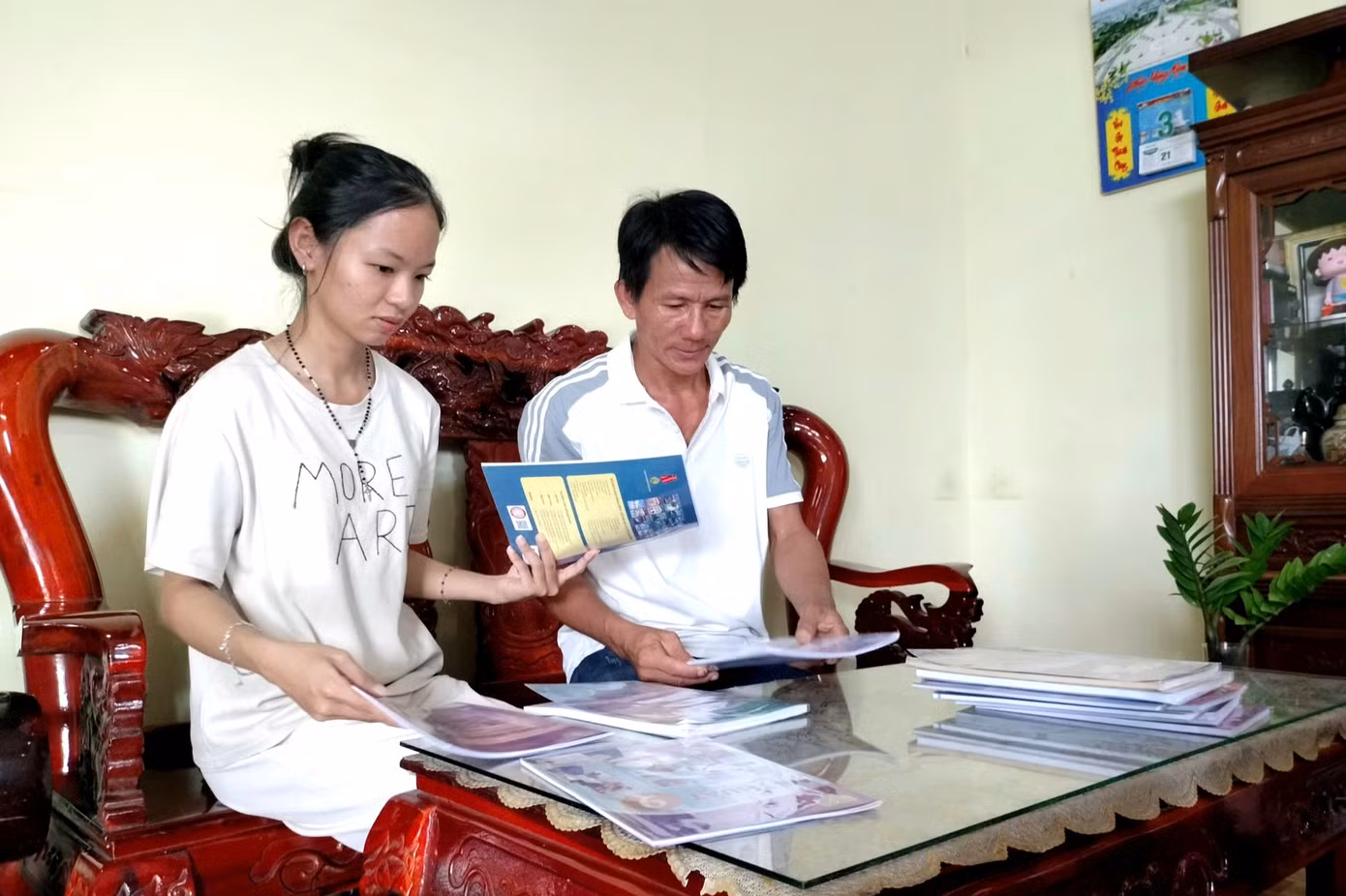 Gia đình anh Vũ Văn Lương (ngụ phường An Xuyên) chạy khắp các nhà sách vẫn chưa mua đủ sách cho con.