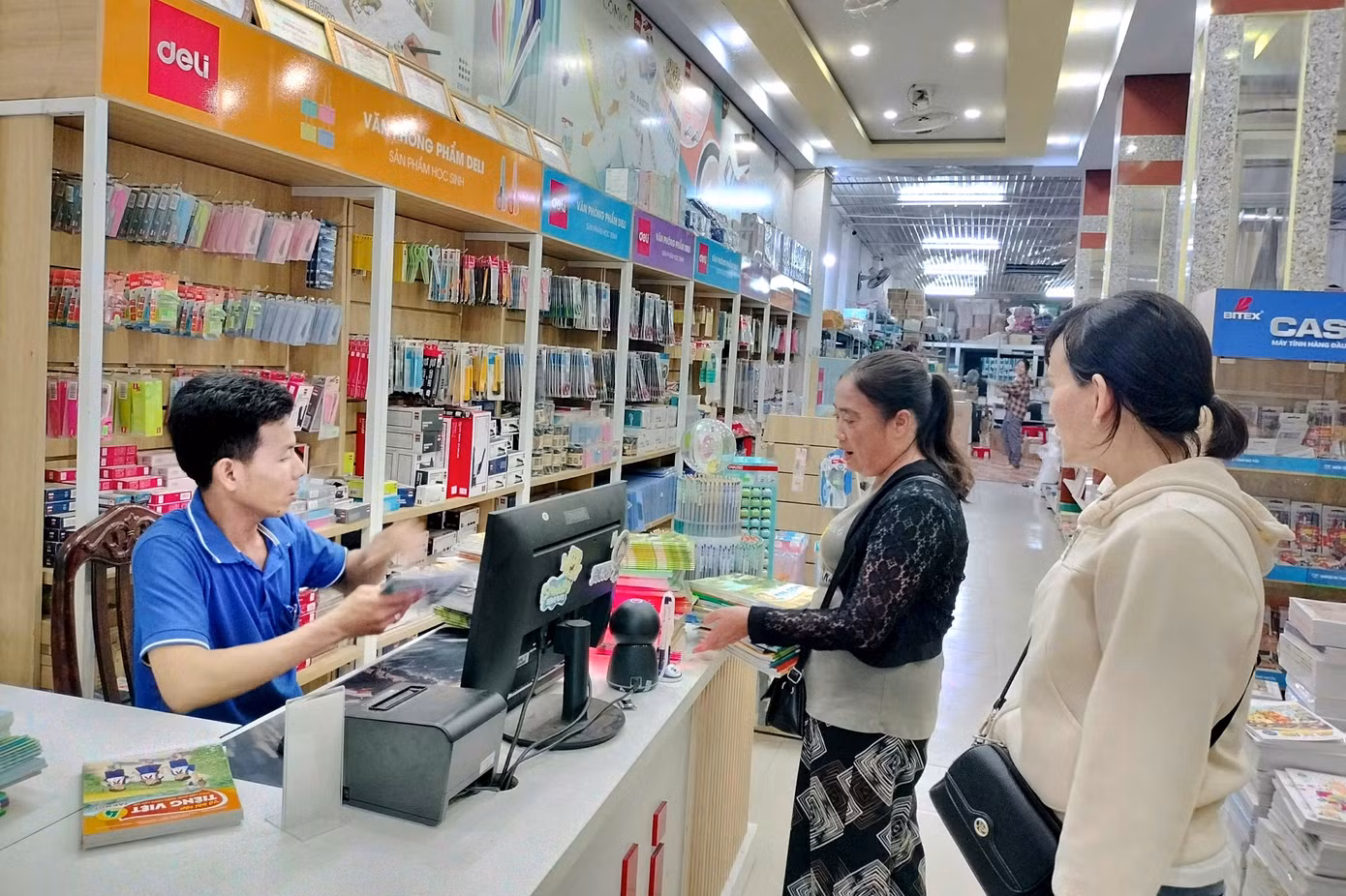 Các nhà sách lớn ở Cà Mau đều trong tình trạng không đủ bộ sách giáo khoa từ lớp 1 - 9.
