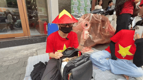 Người dân ăn cơm nắm muối vừng khi cắm chốt ở vỉa hè suốt ngày đêm chờ diễu binh, diễu hành A80 